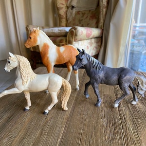 Vintage horse figurines (3)