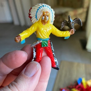 Vintage Cowboys and Indians plastic figurines (78)