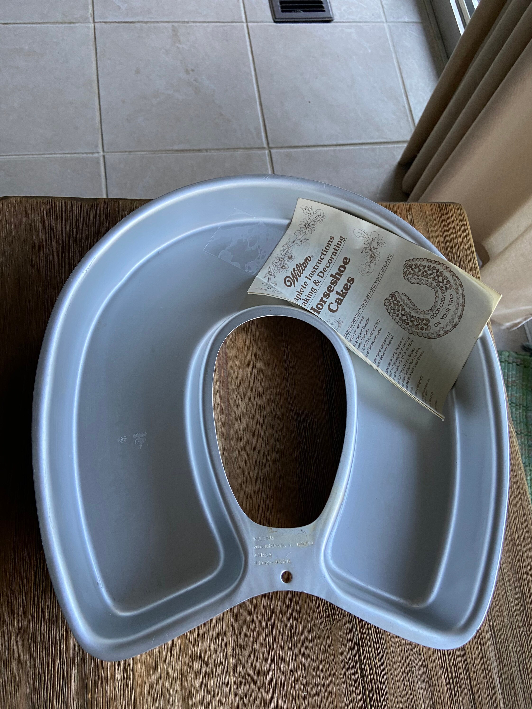 Horseshoe top cake pan