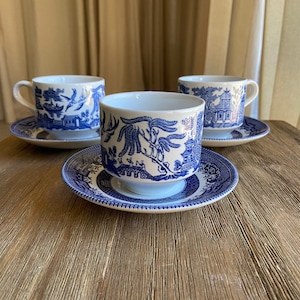 Churchill Blue Willow large flat cups with saucers (6 pieces )
