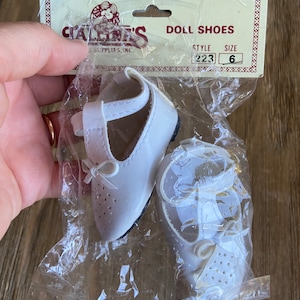 Vintage Tallina’s white doll shoes ( size 6)