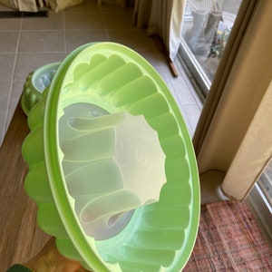 Vintage Tupperware jadeite green jello mold (1)