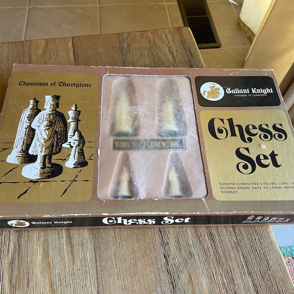 Vintage Gallant Knight chess set