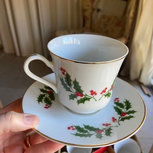 Vintage Christmas set ( 4 cups,4 saucers,4 dinner plates )