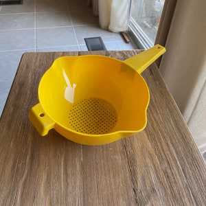 Vintage yellow Tupperware colander