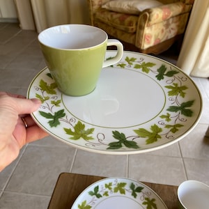 Vintage Green Wood Greenfield snack plates with cups (8 pieces )