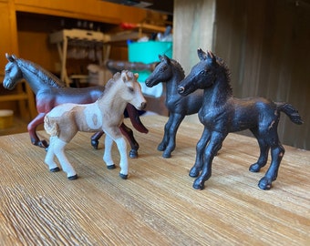 Vintage horse figurines (4)