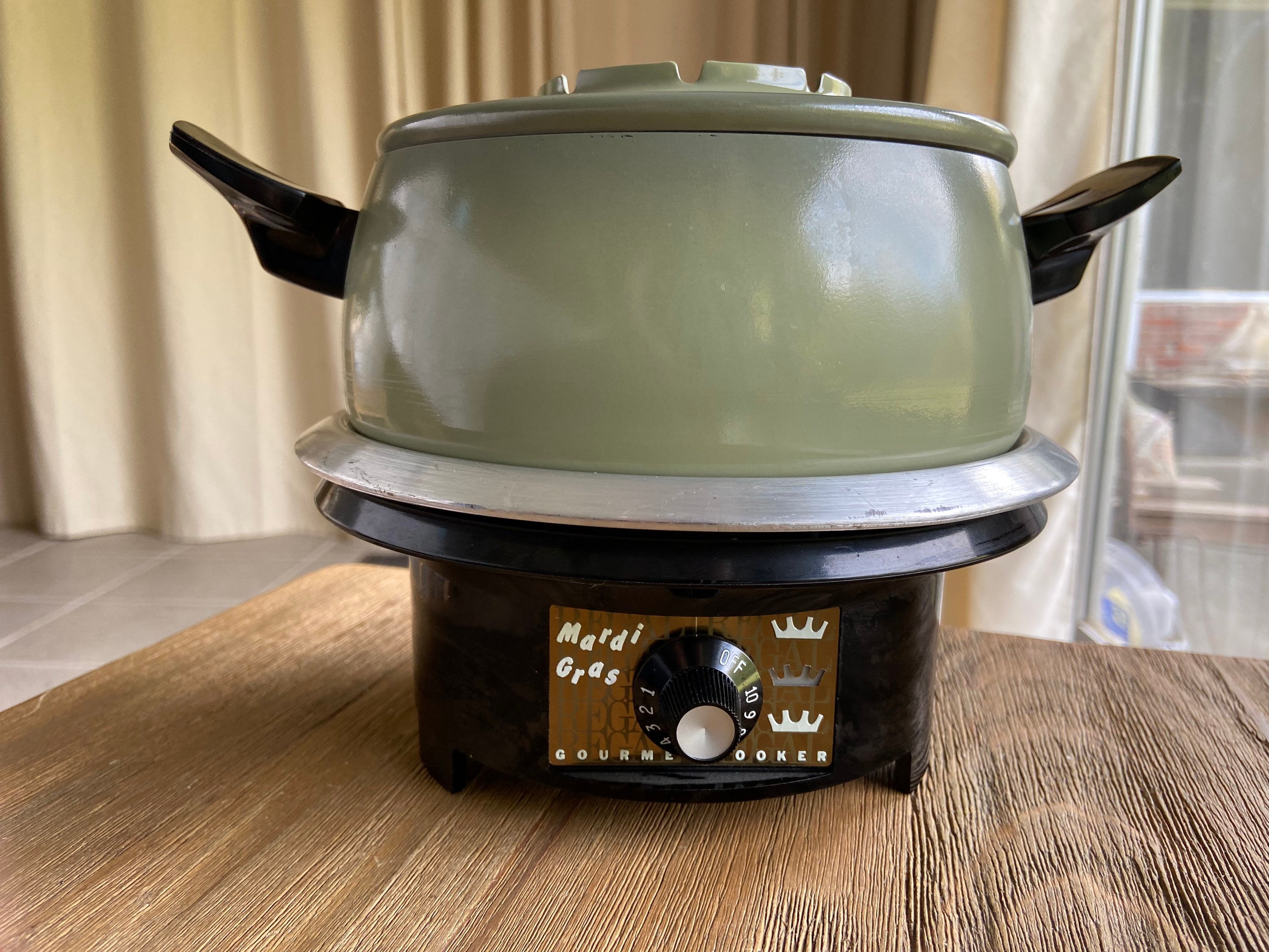 Lot # 424 - Vintage Oster Electric Fondue Pot with Lid in Harvest Gold  Retro with Fondue Forks and Original Box - Puget Sound Estate Auctions.com