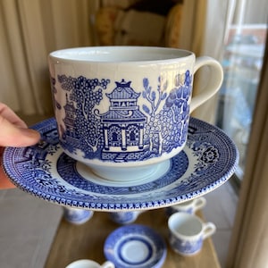 Vintage Churchill Blue Willow cups and saucers (12 pieces )