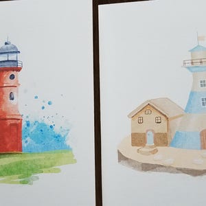 Peut inclure: Deux aquarelles de phares. La premi&egrave;re peinture montre un phare rouge avec un sommet blanc et un fond d'aquarelle bleu. La deuxi&egrave;me peinture montre un phare ray&eacute; bleu et blanc avec une petite maison brune &agrave; c&ocirc;t&eacute;.