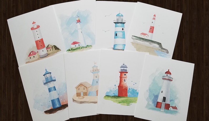 Peut inclure: Ensemble de huit aquarelles repr&eacute;sentant des phares de diff&eacute;rentes couleurs et styles. Chaque peinture repr&eacute;sente un phare avec un design unique et un paysage environnant.