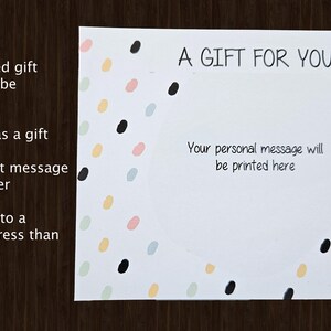 Peut inclure: Une carte blanche avec des points de confettis color&eacute;s et le texte "A GIFT FOR YOU". La carte comprend &eacute;galement des instructions pour inclure un message cadeau personnalis&eacute;&nbsp;: "Your personal message will be printed here".