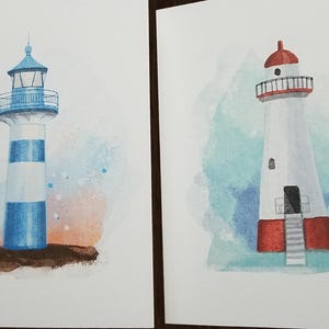Peut inclure: Deux aquarelles de phares. Le premier phare est bleu et blanc sur un fond blanc. Le deuxi&egrave;me phare est rouge et blanc sur un fond bleu clair.
