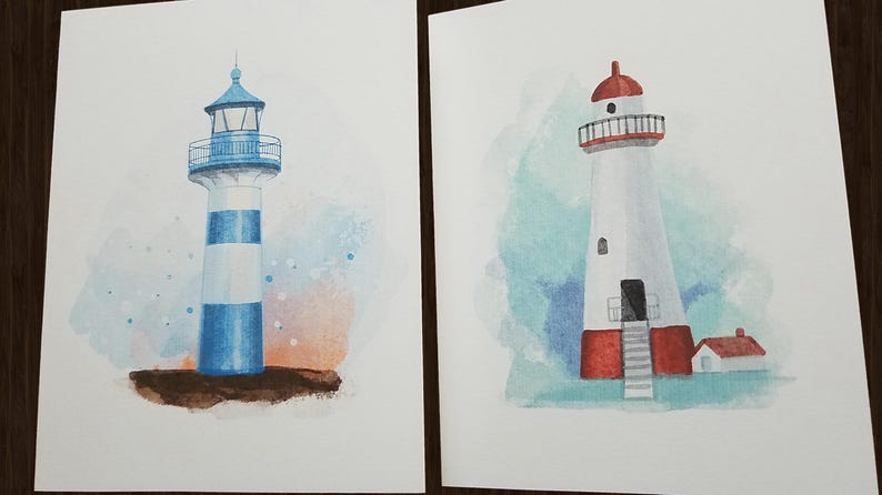 Peut inclure: Deux aquarelles de phares. Le premier phare est bleu et blanc sur un fond blanc. Le deuxi&egrave;me phare est rouge et blanc sur un fond bleu clair.