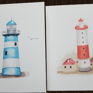 Peut inclure: Deux aquarelles de phares. La premi&egrave;re peinture repr&eacute;sente un phare &agrave; rayures bleues et blanches avec un toit blanc et une base grise. La deuxi&egrave;me peinture repr&eacute;sente un phare &agrave; rayures rouges et blanches avec un toit rouge et une base grise. Les deux peintures ont un fond blanc.