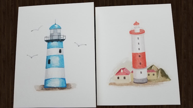 Peut inclure: Deux aquarelles de phares. La premi&egrave;re peinture repr&eacute;sente un phare &agrave; rayures bleues et blanches avec un toit blanc et une base grise. La deuxi&egrave;me peinture repr&eacute;sente un phare &agrave; rayures rouges et blanches avec un toit rouge et une base grise. Les deux peintures ont un fond blanc.