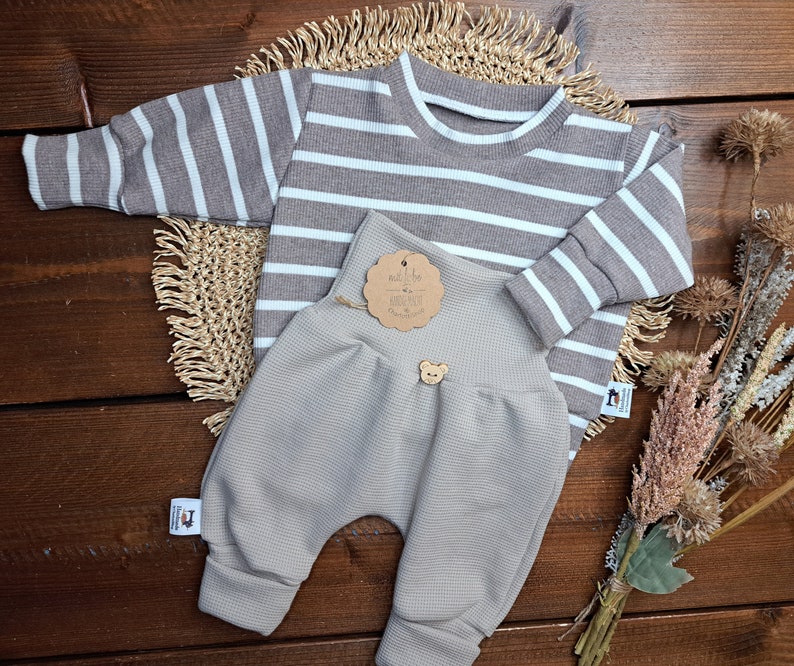 BabySet/genderneutral/verschiedene Größen/Sweater Rippjersey taupe/weiß gestreift/Pumphose Waffeljersey crema/Geschenk zur Geburt/Babyparty Bild 5