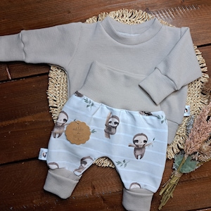 Baby Kinder Set/genderneutral/verschiedene Größen/Sweater Waffeljersey crema/Pumphose FrenchTerry Faultier/Geschenk zur Geburt/Babyparty Bild 1