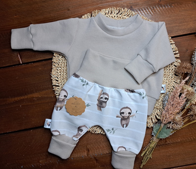 Baby Kinder Set/genderneutral/verschiedene Größen/Sweater Waffeljersey crema/Pumphose FrenchTerry Faultier/Geschenk zur Geburt/Babyparty Bild 1