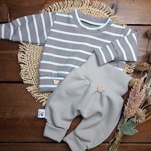 BabySet/genderneutral/verschiedene Größen/Sweater Rippjersey taupe/weiß gestreift/Pumphose Waffeljersey crema/Geschenk zur Geburt/Babyparty Bild 1