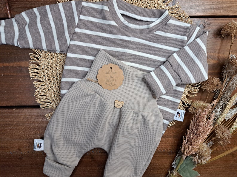 BabySet/genderneutral/verschiedene Größen/Sweater Rippjersey taupe/weiß gestreift/Pumphose Waffeljersey crema/Geschenk zur Geburt/Babyparty Bild 8