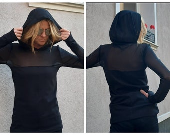 Zwarte katoenen top met capuchon en capuchon, duimgaten, tule blouse met lange mouwen en ronde hals en tule op de schouders