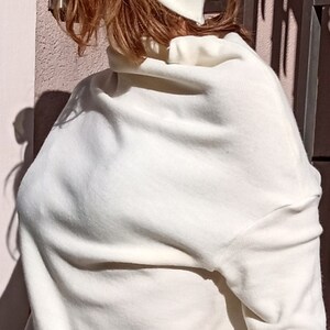 K&ouml;nnte beinhalten: Eine wei&szlig;e, weiche Beanie-M&uuml;tze im Slouchy-Stil mit schlichtem Design. Die M&uuml;tze ist aus einem weichen, komfortablen Material gefertigt und perfekt f&uuml;r den t&auml;glichen Gebrauch.
