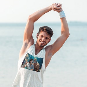 Puede incluir: Un tanque blanco con una impresión gráfica de dos hombres, uno sosteniendo un tridente, en una escena submarina azul y verde.