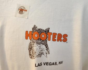 Hooters Las Vegas T-Shirt XXL Vintage 90s Pair-A-Dice White Owl Graphic NV Tee