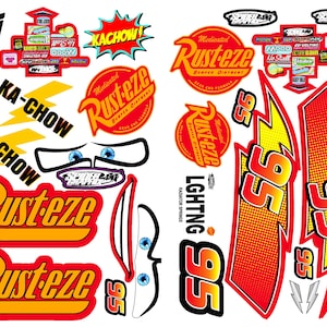 Puede incluir: Una colección de pegatinas coloridas con diseños de la película animada Cars. Las pegatinas incluyen las palabras "Kachow", "Rust-eze", "Lightning 95" y otros gráficos en rojo, amarillo y negro.