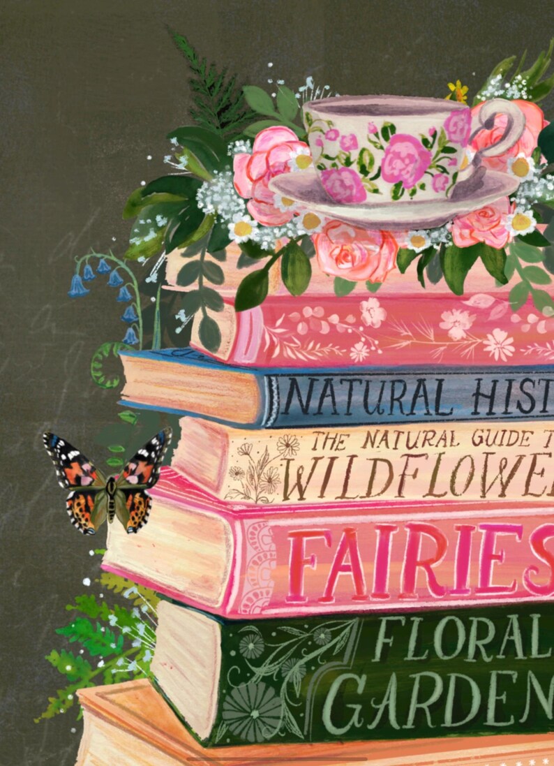 K&ouml;nnte beinhalten: Ein Stapel alter B&uuml;cher mit floralen Illustrationen und Titeln wie "Naturgeschichte", "Wildblumen", "Feen" und "Blumengarten". Eine Teetasse und ein Unterteller mit rosafarbenen Blumendesigns stehen auf den B&uuml;chern, umgeben von rosa und wei&szlig;en Blumen.