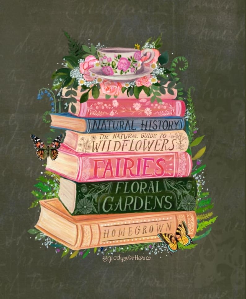 K&ouml;nnte beinhalten: Ein Stapel Vintage-B&uuml;cher mit Titeln wie "Naturgeschichte", "Wildblumen", "Feen", "Blumeng&auml;rten" und "Selbst angebaut". Die B&uuml;cher sind mit Blumen, Schmetterlingen und einer Teetasse verziert.
