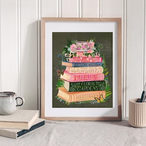K&ouml;nnte beinhalten: Ein gerahmter Druck einer Stapel B&uuml;cher mit Titeln wie "Naturgeschichte", "Wildblumen", "Feen" und "Blumen G&auml;rten". Eine Teetasse und ein Untertasse mit Blumen liegen auf den B&uuml;chern.