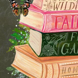 K&ouml;nnte beinhalten: Ein Stapel von f&uuml;nf B&uuml;chern mit bunten Umschl&auml;gen und floralen Designs. Die Titel der B&uuml;cher lauten "Natur", "Die Natur der Wildblumen", "Fee", "Der Blumengarten" und "Heimat". Ein Schmetterling mit orangefarbenen, schwarzen und wei&szlig;en Fl&uuml;geln sitzt auf dem obersten Buch.