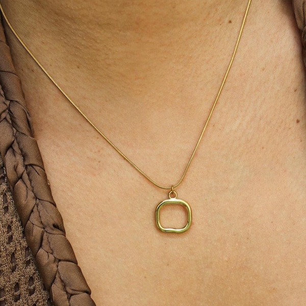 Collar con colgante de círculo irregular dorado / Collar minimalista delicado con dije / Joyería para usar a diario