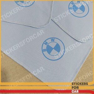 Peut inclure: Trois chiffons en microfibre gris avec un logo BMW bleu imprimé sur chacun. Les chiffons sont cousus sur les bords. Le texte "Stickers for Car" est imprimé en noir en bas de l'image.