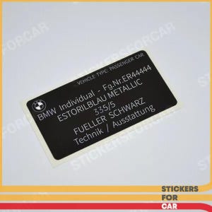 Może przedstawiać: Czarno-biała naklejka z tekstem, w tym "BMW Individual" i "ESTORILBLAU METALLIC". Naklejka zawiera również logo BMW i słowa "STICKERS FOR CAR".