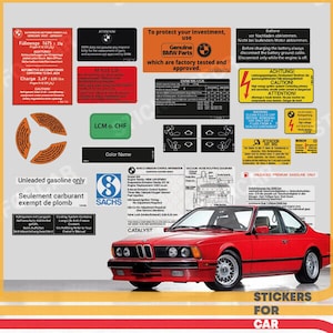 Könnte beinhalten: Eine Sammlung von Aufklebern für Autos, darunter Warnhinweise, Anweisungen und Logos. Die Aufkleber sind in verschiedenen Farben und mit Text in Englisch und Deutsch. Die Aufkleber sind auf einem roten Auto abgebildet.
