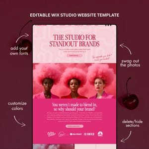 Op de afbeelding: Een roze en witte website template op een tablet. De tekst luidt "THE STUDIO FOR STANDOUT BRANDS". Functies zijn onder meer het toevoegen van lettertypen, het aanpassen van kleuren, het verwisselen van foto's en het verwijderen van secties. Kersen thema.