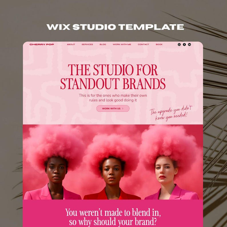 Op de afbeelding: Een website template in roze en wit met de tekst "WIX STUDIO TEMPLATE" en "THE STUDIO FOR STANDOUT BRANDS". De afbeelding toont drie vrouwen met roze afro-pruiken. De tekst onderaan luidt: "You weren't made to blend in, so why should your brand?"