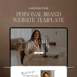 Peut inclure: Un modèle de page d'atterrissage pour site web de marque personnelle affiché sur un écran d'ordinateur portable. Le design présente le texte 'LANDING PAGE PERSONAL BRAND WEBSITE TEMPLATE' au-dessus d'une image avec une personne, un micro et le nom Sarah Juneppa.
