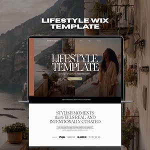 Könnte beinhalten: Ein Laptop zeigt eine Website-Vorlage mit dem Text "LIFESTYLE TEMPLATE". Das Website-Design zeigt eine Frau auf einem Balkon mit Blick auf eine Küstenlandschaft. Die Vorlage ist für eine Wix-Website. Der Text "STYLISH MOMENTS that FEELS REAL, AND INTENTIONALLY CURATED" ist ebenfalls sichtbar.