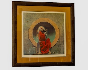 Könnte beinhalten: Gerahmter Kunstdruck mit einer Figur in roter Robe, die eine Geige spielt, vor einem kreisförmigen architektonischen Hintergrund. Das Kunstwerk hat eine Vintage-Ästhetik, mit einem dunkelbraunen Rahmen und einem goldfarbenen Passepartout.