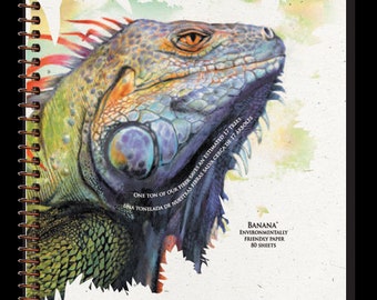 Könnte beinhalten: Ein Spiralnotizbuch mit einer detaillierten Illustration eines Leguan-Kopfes. Auf dem Cover steht "Essence of Nature Banana Notebook" und Informationen über umweltfreundliches Papier. Das Notizbuch enthält 80 Blatt.