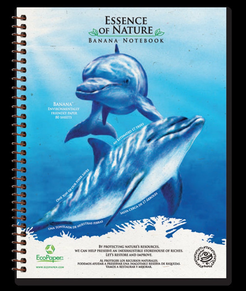 K&ouml;nnte beinhalten: Ein spiralgebundenes Notizbuch mit einer Illustration von blauen Delfinen. Auf dem Cover steht "Essence of Nature Banana Notebook" sowie Informationen &uuml;ber umweltfreundliches Papier und das Sparen von B&auml;umen. Das Notizbuch hat 80 Blatt.