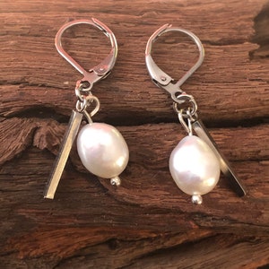 Hypoallergenic stainless steel earrings with natural freshwater pearl.