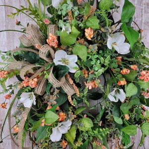 Corona de verano simplemente dulce con flores blancas y naranjas y vegetación, corona de verano para la decoración de la puerta de entrada, corona de ramitas, decoración del hogar