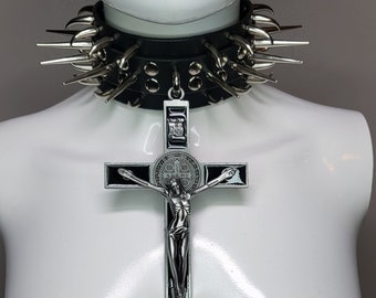 Grand collier en cuir noir, avec griffes de chat et grands pointes coniques, et crucifix gothique