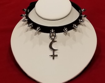 Cruz de Lilith, collar de día delgado con púas