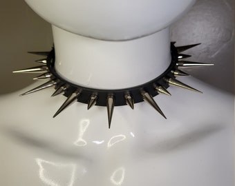 Cuello punk extra puntiagudo y delgado